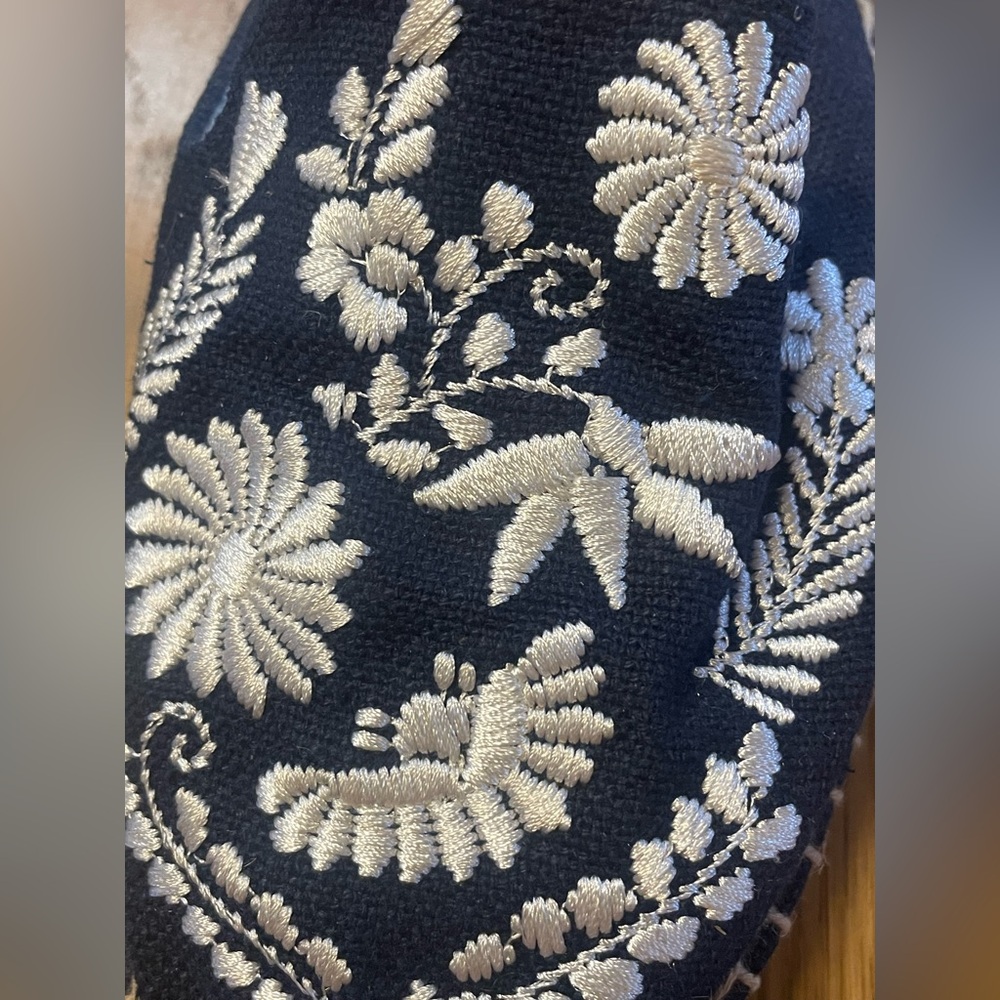 NWOT - Soludos “Ibiza” Navy & White Floral Embroidered Mule Espadrilles - Sz 7 - Picture 2 of 5